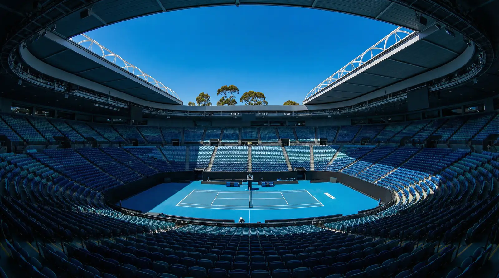 Panorámica de la pista central del Open de Australia en Melbourne bajo cielo azul